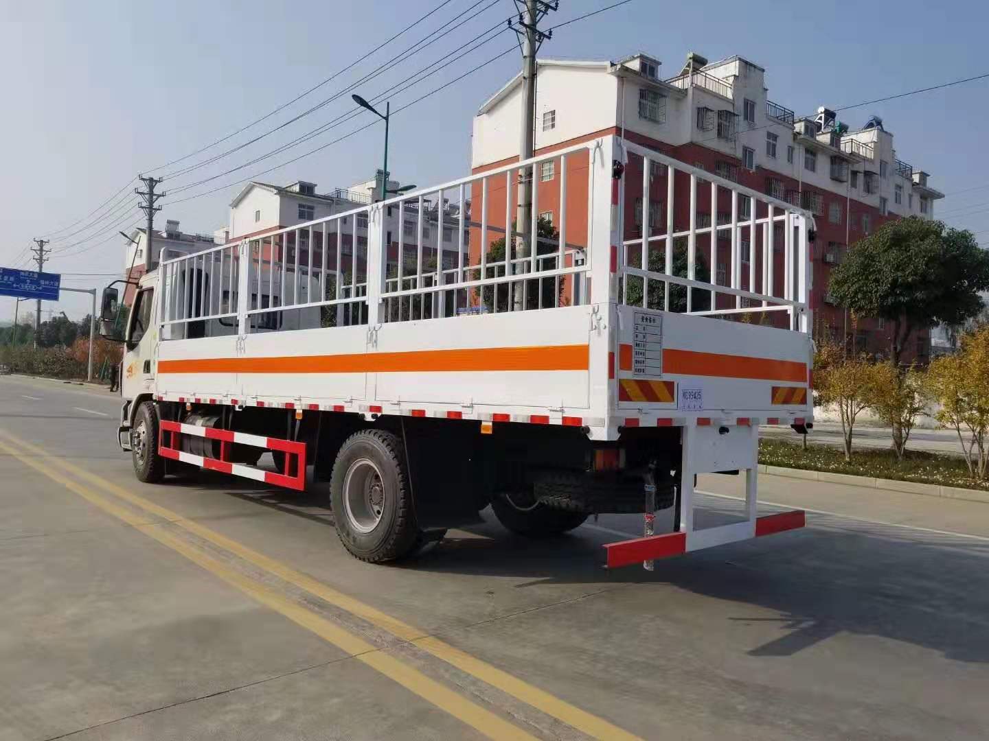 柳汽乘龍6.8米貨廂氣瓶運(yùn)輸車 柳汽乘龍6.8米貨廂氣瓶運(yùn)輸車